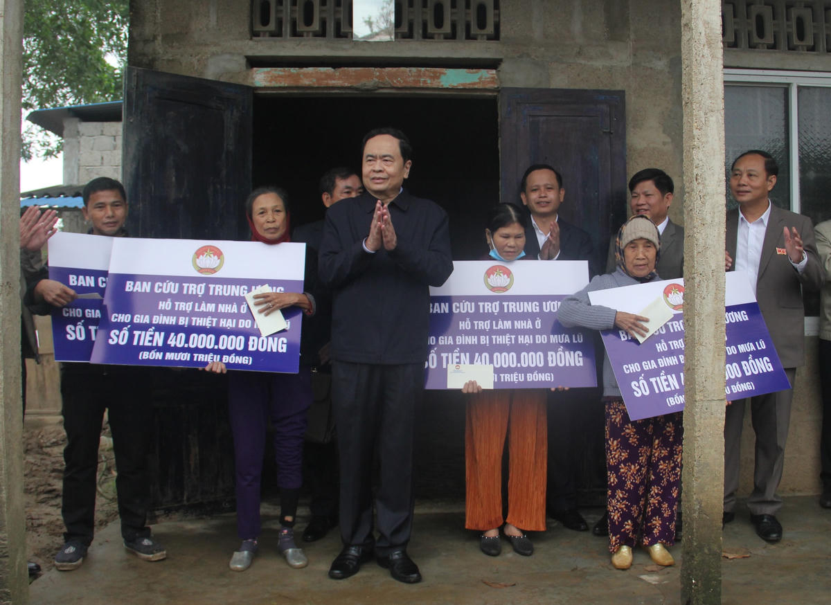 Chủ tịch Trần Thanh Mẫn thăm và trao tiền hỗ trợ các hộ dân có nhà cửa bị hư hỏng trong đợt mưa lũ vừa qua tại thôn Tân Đức, xã Triệu Thành.  