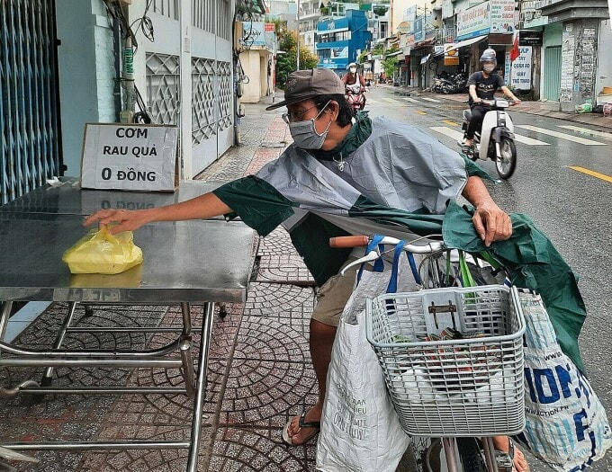 Ông Thành, làm nghề mua ve chai ghé lấy cơm lần thứ hai trưa 2/10: Ảnh: Diệp Phan.