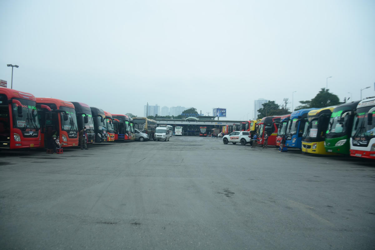 Theo ghi nhận của PV Báo Đại Đoàn Kết, chiều nay (31/12) tại các bến xe lớn ở Hà Nội như BX Giáp Bát, BX Nước Ngầm, BX Mỹ Đình đều vắng vẻ, lác đác chỉ có vài hành khách.