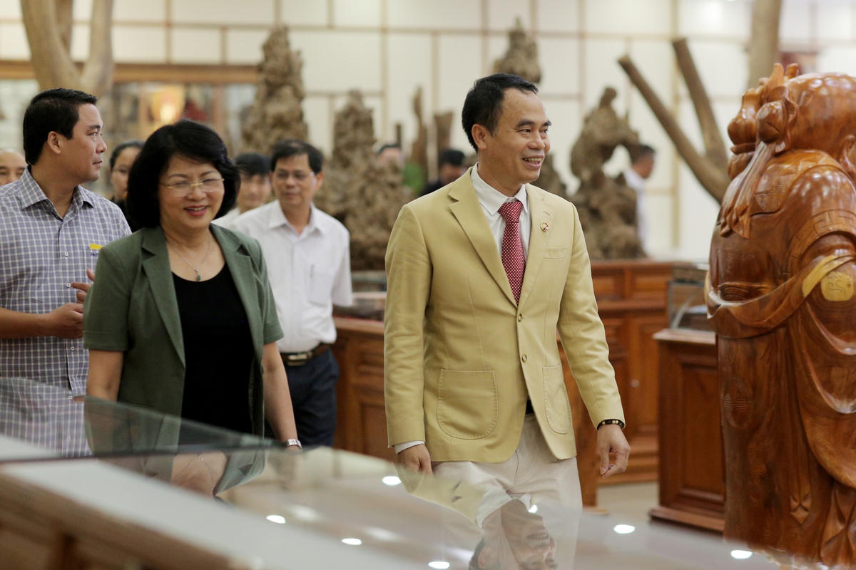 Chủ tịch Công ty Trầm Hương Khánh Hòa Nguyễn Văn Tưởng giới thiệu không gian trưng bày của Bảo tàng Trầm Hương với Phó Chủ tịch nước Đặng Thị Ngọc Thịnh.