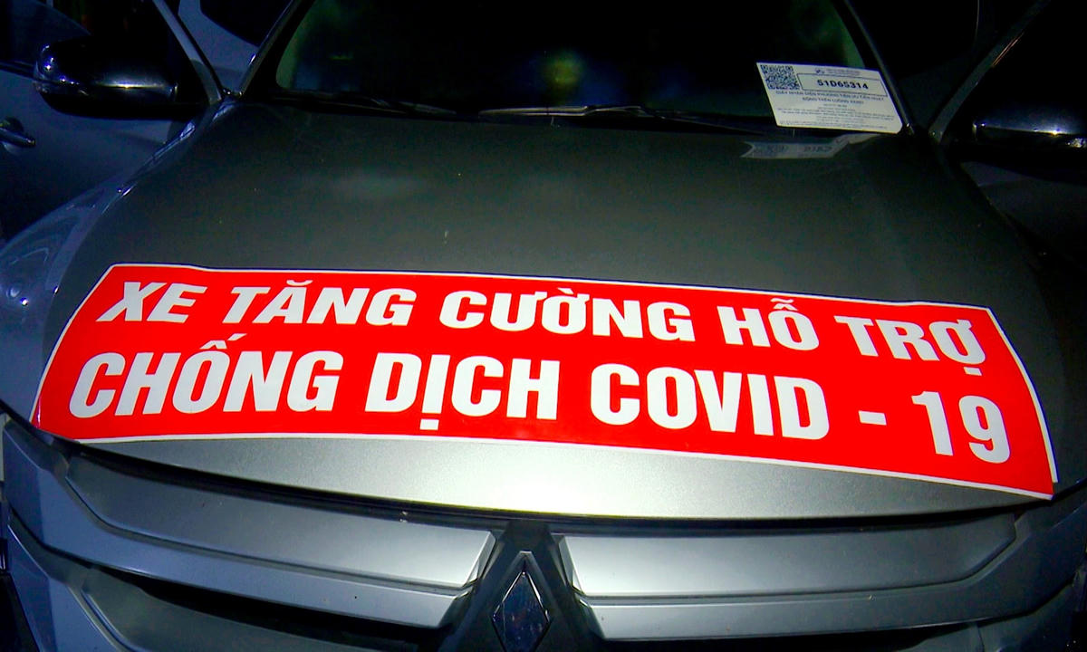 Xe ô tô "luồng xanh" được các đối tượng nguỵ trang hàng chữ xe tăng cường hỗ trợ chống dịch Covid-19 hòng qua mặt lực lượng chức năng. Ảnh: Trọng Nguyễn.