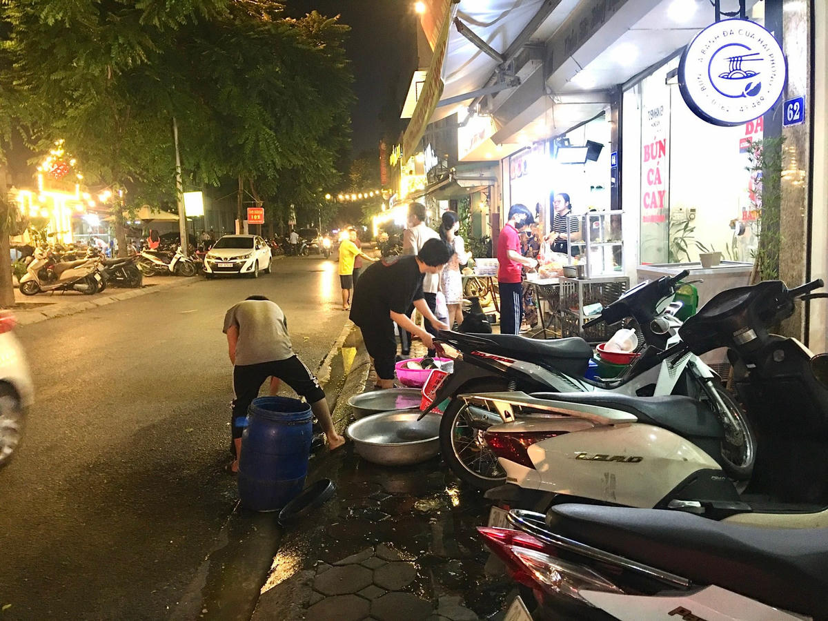 Nhiều cửa hàng nghiêm chỉnh chấp hành quy định mới, thu dọn hàng quán, chuẩn bị đóng cửa từ 20h30.
