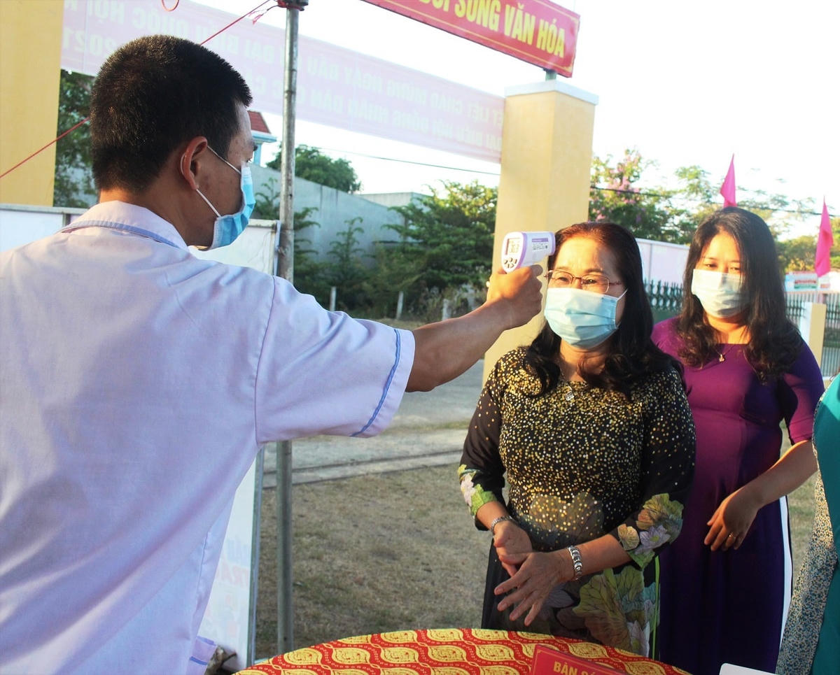 Cử tri được đo thân nhiệt, rửa tay sát khuẩn phòng, chống dịch.