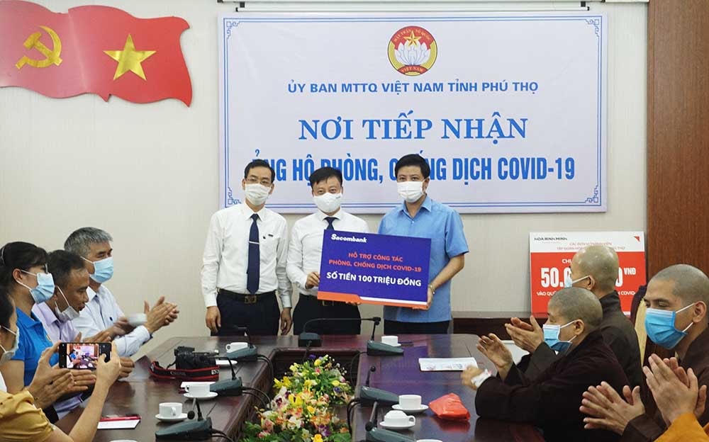 Đại diện lãnh đạo Ủy ban MTTQ tỉnh Phú Thọ tiếp nhận ủng hộ.