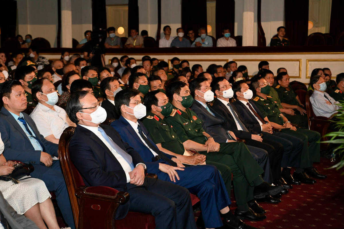 Các đại biểu tham dự buổi lễ.