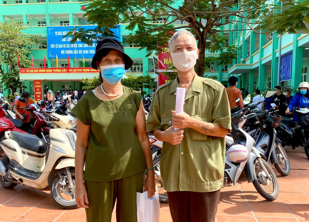 Một đôi vợ chồng lớn tuổi trú tại phường Hồng Hà bày tỏ sự vui mừng, phấn khởi khi được tiêm vaccine phòng Covid-19 mũi 1.