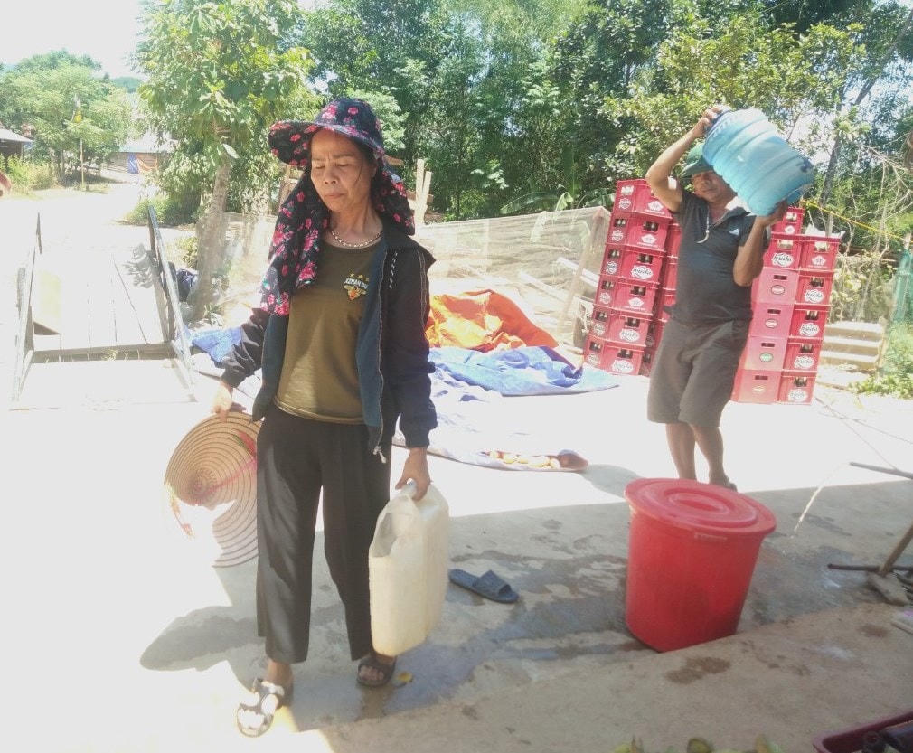 Hai năm nay, người dân xã Hương Liên và Hương Lâm thiếu nước sinh hoạt.