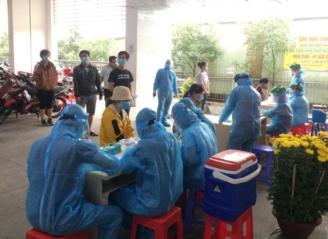 Nhóm trẻ của trường Mầm non Hoa Phượng Đỏ được cơ quan y tế lấy mẫu xét nghiệm SARS-CoV-2.