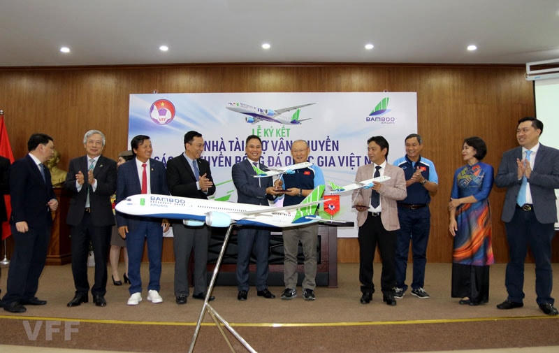 HLV Park Hang Seo nhận món quà lưu niệm từ nhà tài trợ