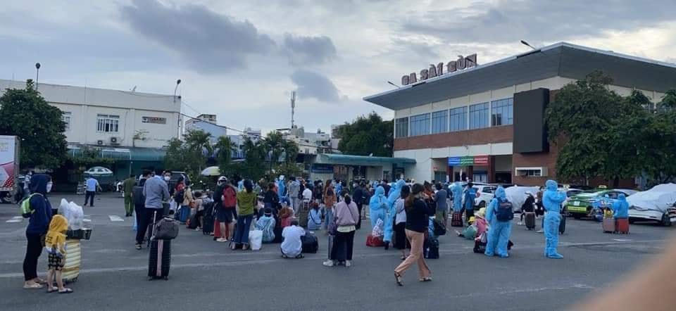Người dân Hà Tĩnh ở ga Sài Gòn trước khi lên tàu SE14 để về quê hương. Ảnh: Trung Lĩnh.