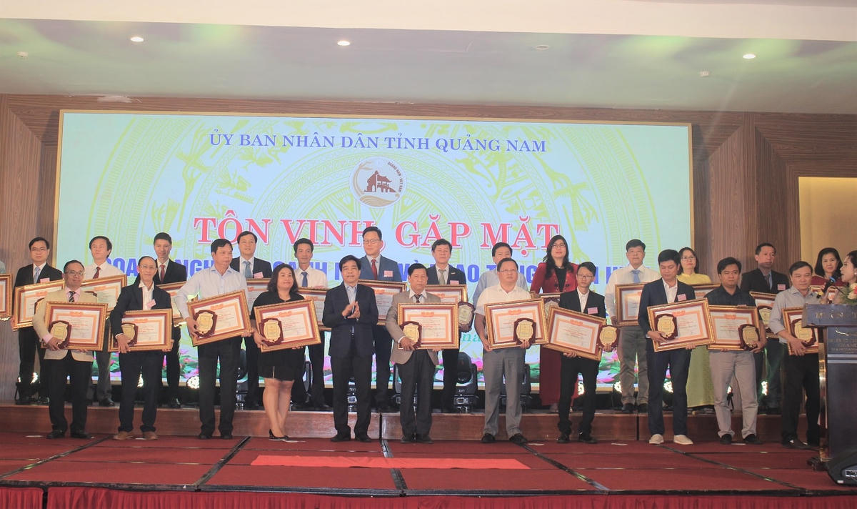 Lãnh đạo tỉnh tặng Bằng khen cho 114 tập thể đạt doanh nghiệp tiêu biểu.
