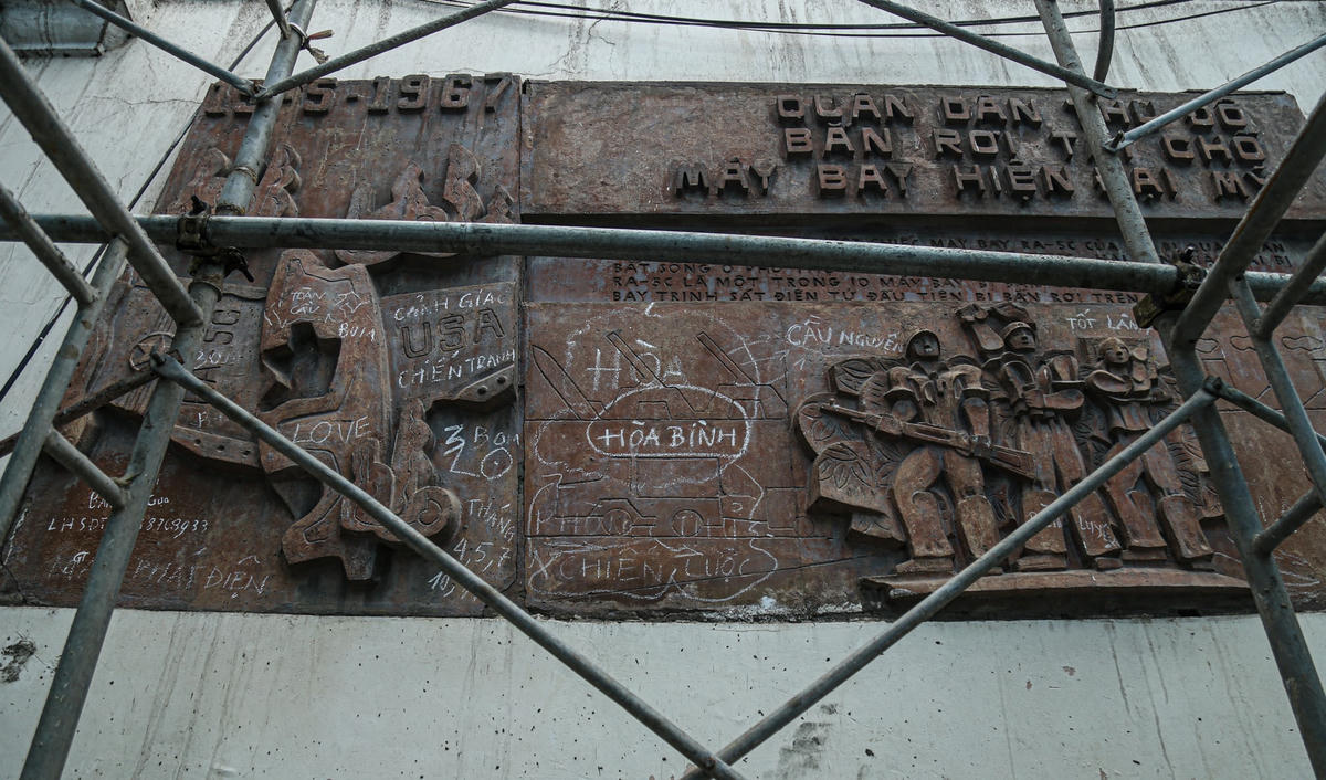 Đặc biệt, trên bức tường của dãy nhà phía mặt đường giao cắt Nguyễn Thái Học - Lê Trực có một bức phù điêu đắp nổi hình ảnh dân quân tự vệ bảo vệ Hà Nội trong kháng chiến chống Mỹ. Chính tại địa điểm này, quân dân Thủ đô đã bắn rơi máy bay Mỹ vào đúng ngày 19/5/1967.