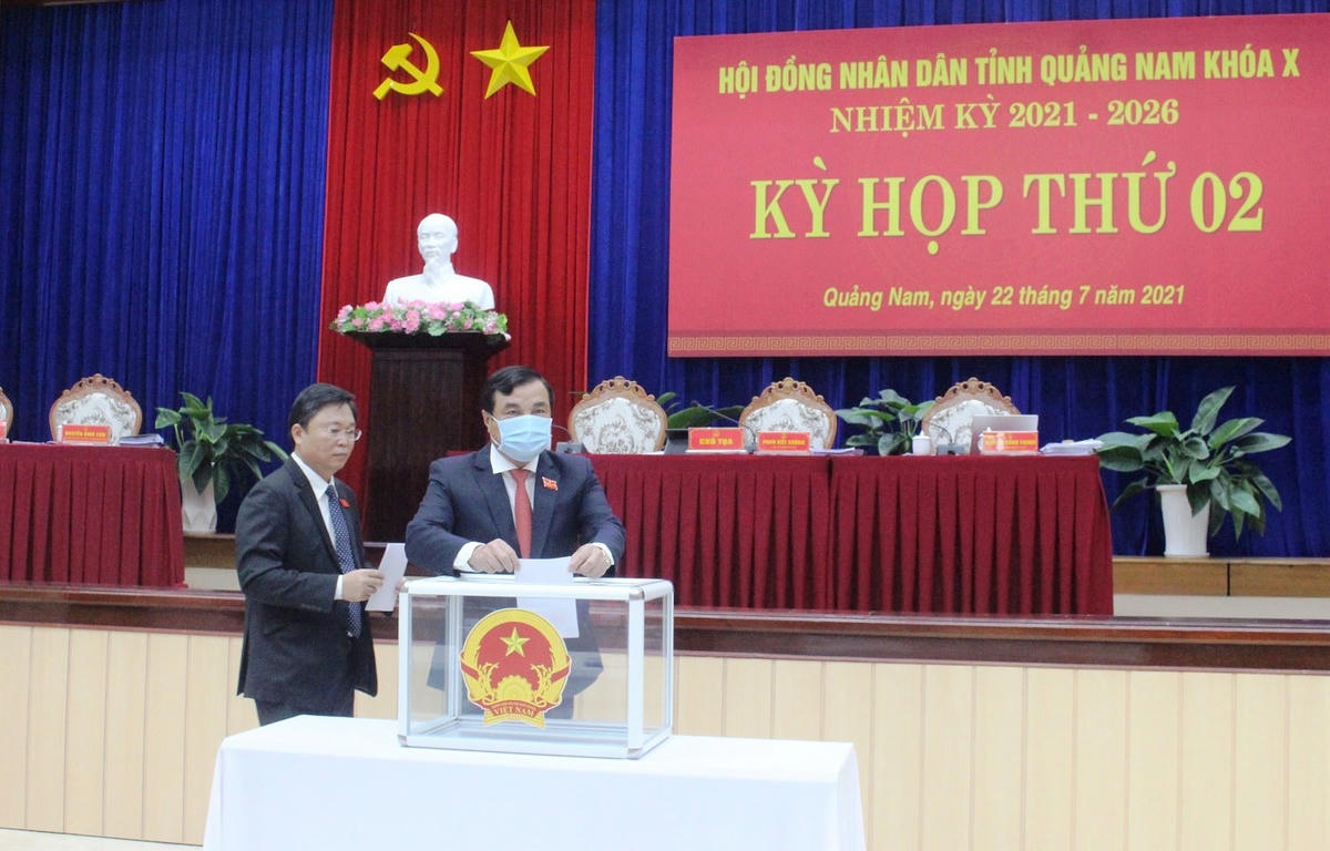 Các đại biểu bỏ phiếu bầu chức danh Phó Chủ tịch UBND tỉnh Quảng Nam, nhiệm kỳ 2021-2026.