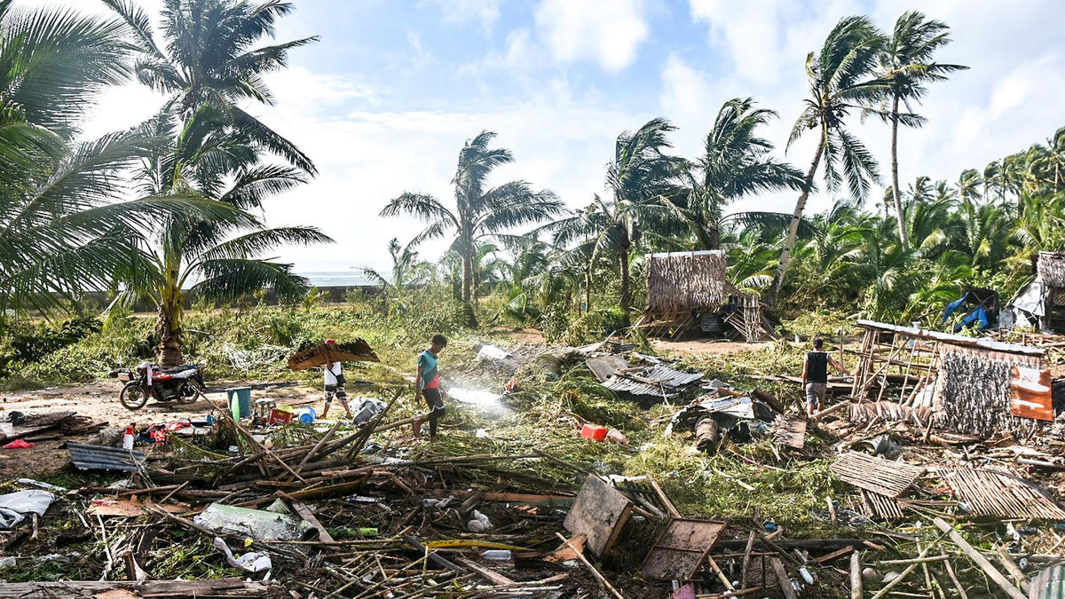 Cơn bão Rai tàn phá Philippines một cách nặng nề. Ảnh: Axios.