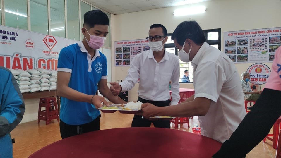 Ông Hải bưng từng suất cơm đến phục vụ các bạn sinh viên và người nghèo đến ăn tại quán. 