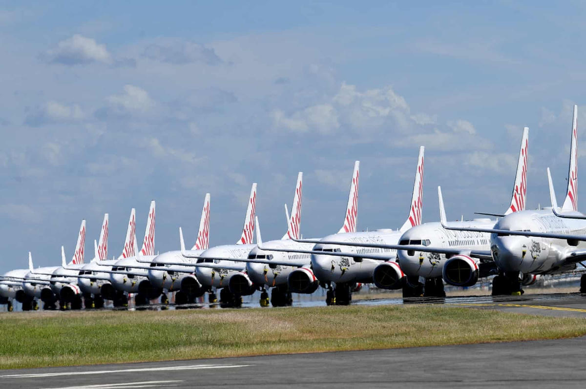 Máy bay của Hãng hàng không Virgin Australia đỗ tại sân bay Brisbane, Queensland, Australia chờ cơ hội “chinh phục bầu trời” khi dịch Covid-19 được không chế rộng rãi hơn. Ảnh: AP.  