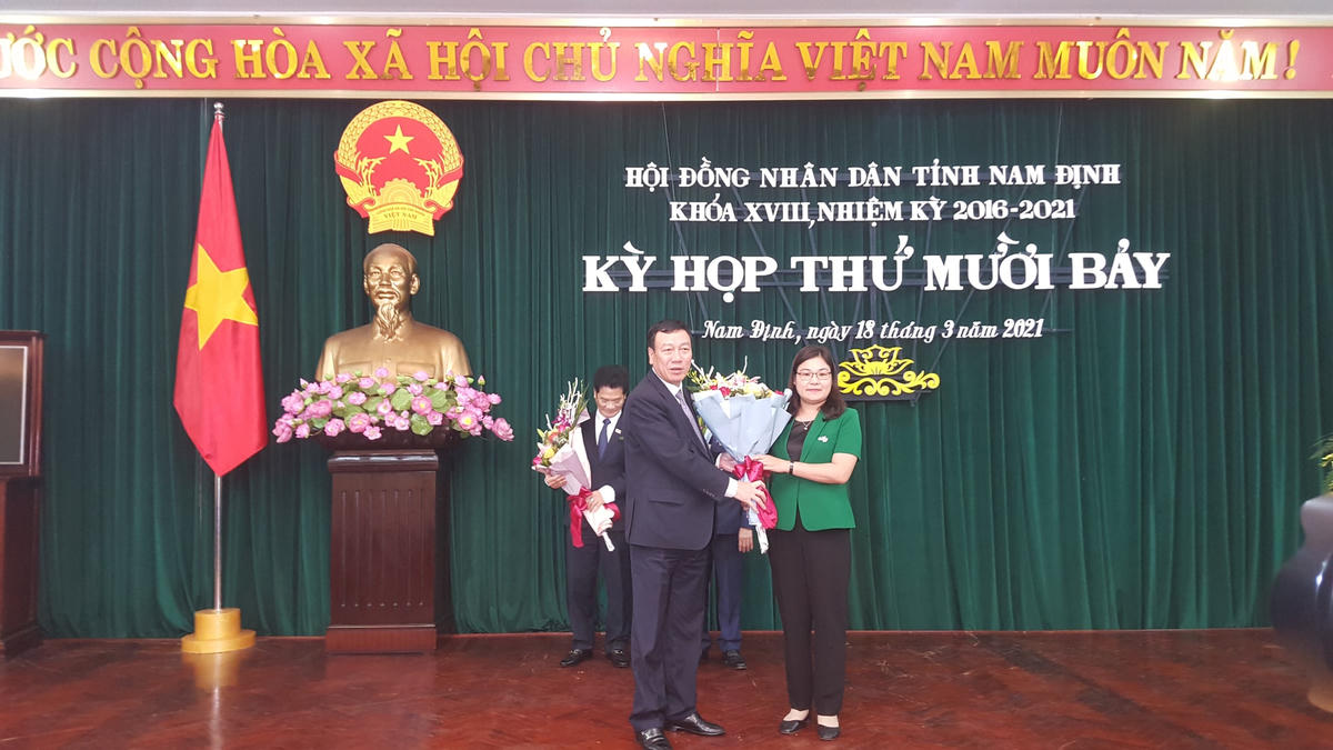 Bí thư Tỉnh ủy Đoàn Hồng Phong (bên trái) tặng hoa chúc mừng tân Phó Chủ tịch UBND tỉnh Hà Lan Anh