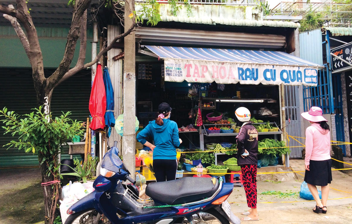 Người dân đi mua hàng đã thích nghi với thói quen giữ khoảng cách, đeo khẩu trang, sát khuẩn.