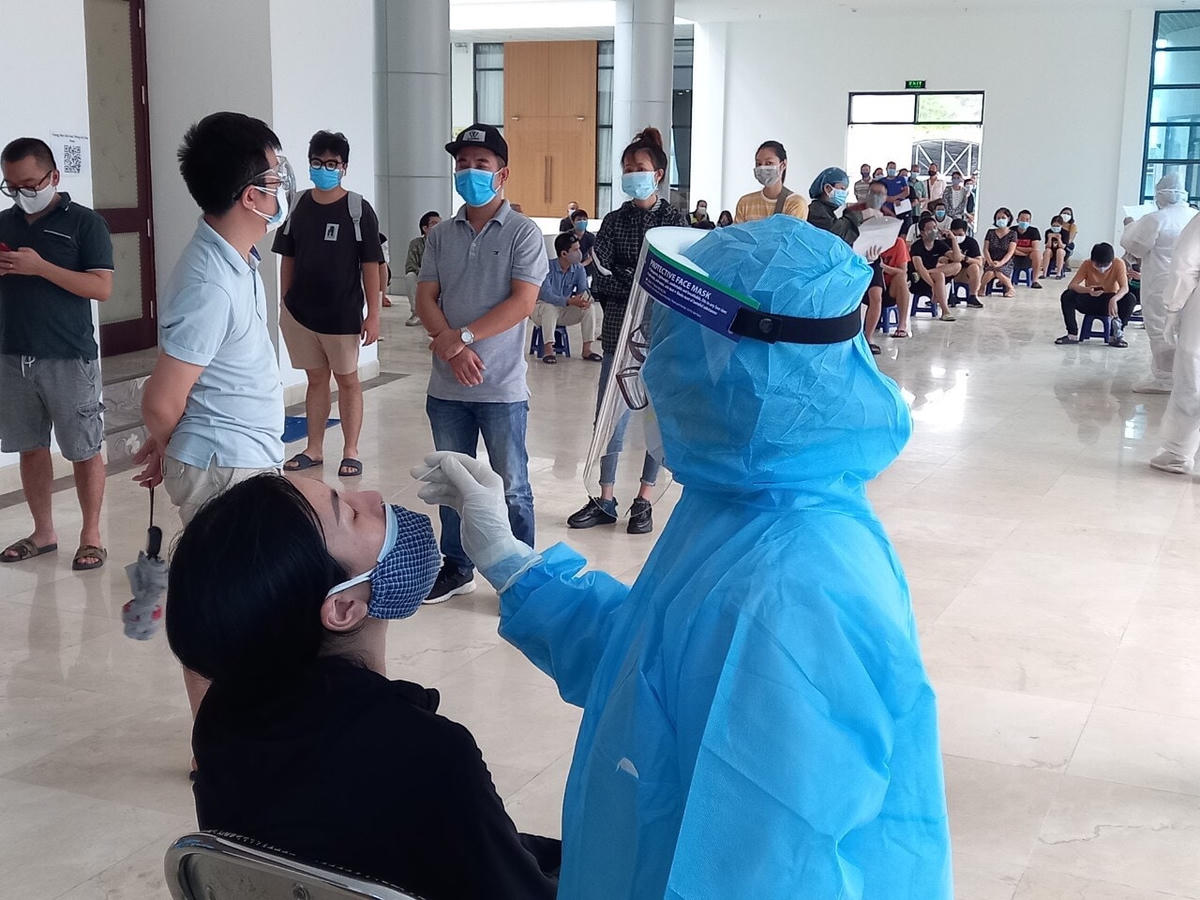 Các nhân viên y tế tập trung lấy mẫu xét nghiệm. Ảnh: Phạm Sỹ.