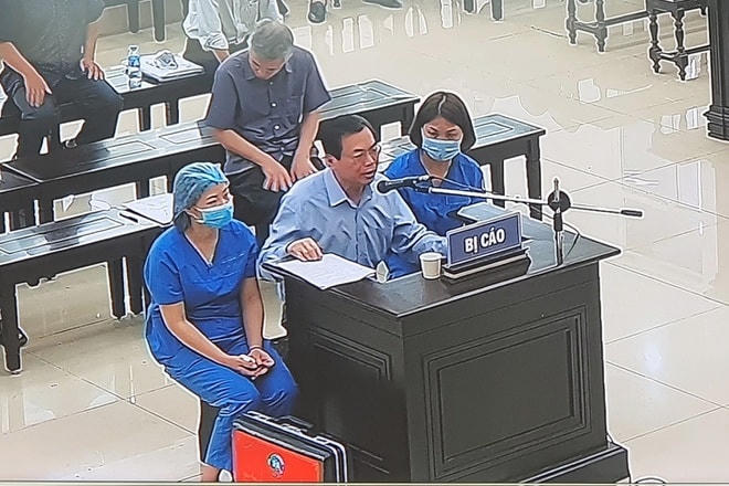 Vì lý do sức khoẻ, bị cáo Vũ Huy Hoàng được nhân viên y tế theo dõi trong thời gian nói lời sau cùng.