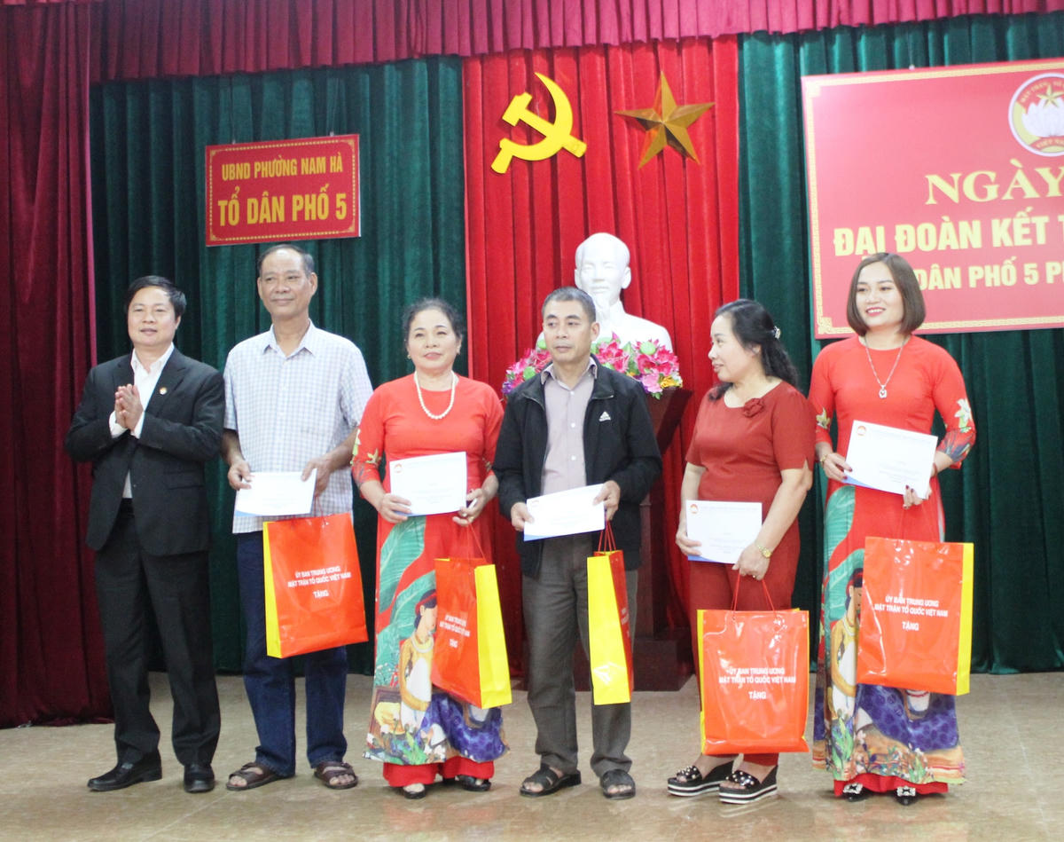 Đại diện UBTƯ MTTQ Việt Nam tặng quà cho 5 gia đình tiêu biểu tích cực tham gia các cuộc vân động, phong trào thi đua yêu nước.