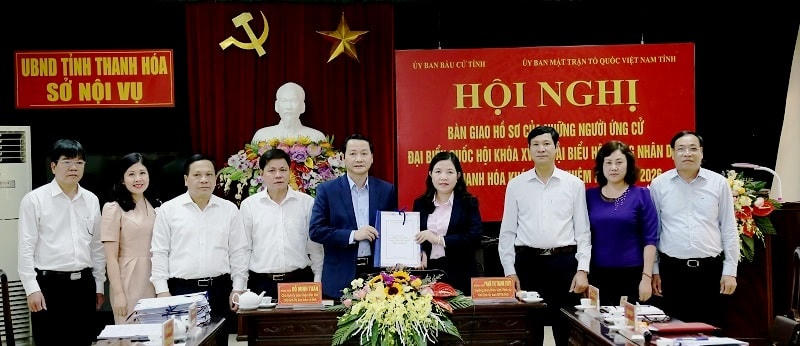 Bà Phạm Thị Thanh Thủy tiếp nhận bàn giao hồ sơ những người ứng cử ĐBQH khóa XV và đại biểu HĐND tỉnh khóa XVIII, nhiệm kỳ 2021-2026 từ ông Đỗ Minh Tuấn, Chủ tịch UBND tỉnh Thanh Hóa.