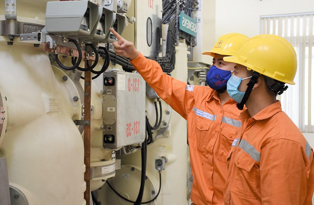 Khó khăn vì dịch bệnh, nắng nóng, ngành điện vẫn đảm bảo cung ứng điện ổn định.