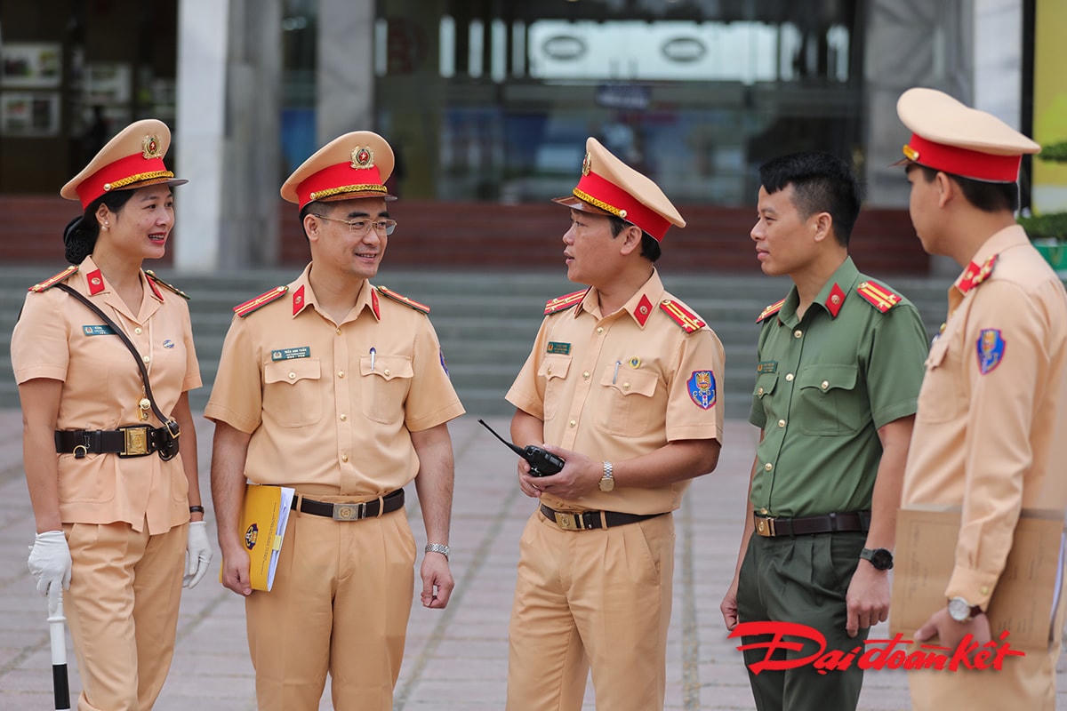 Trao đổi các phương án trước giờ luyện tập ngoài đường.