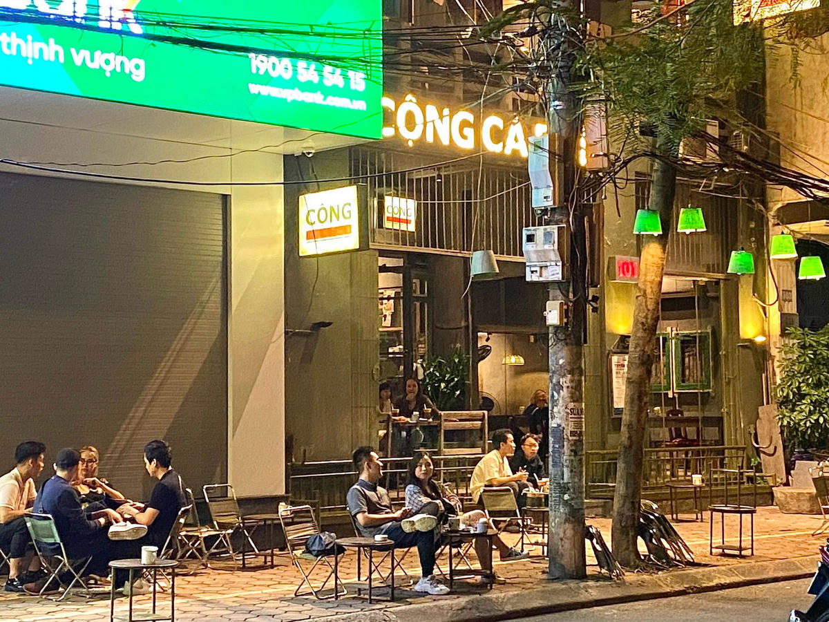 Tối ngày 1/11, Hà Nội có văn bản quy định nhà hàng và cơ sở kinh doanh phục vụ ăn uống đóng cửa trước 21h. Các hoạt động khác theo quy định trước đó như được bán hàng tại chỗ, không quá 50% công suất chỗ ngồi, đảm bảo giãn cách, chủ nhà hàng và nhân viên được tiêm đủ liều vaccine hoặc đã khỏi Covid-19.