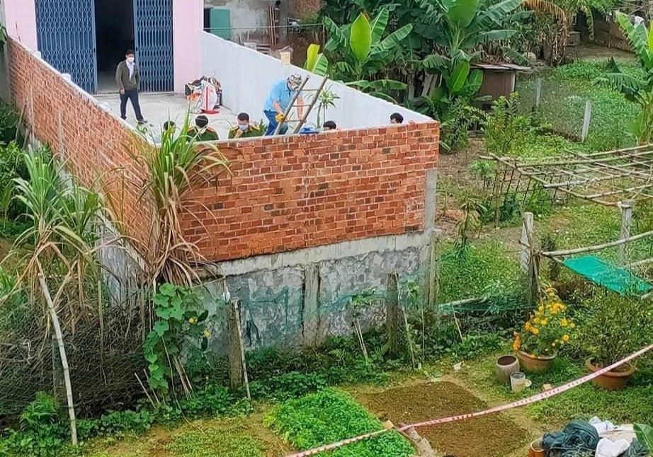 Lực lượng chức năng khám nghiệm hiện trường. (Ảnh CTV).