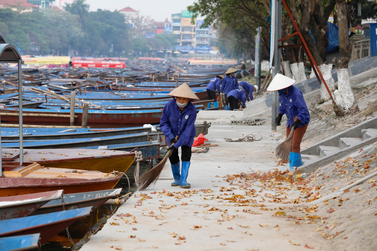 Các nhân viên dọn dẹp chuẩn bị cho ngày chùa Hương đón khách trở lại. (ảnh: Quang Vinh).