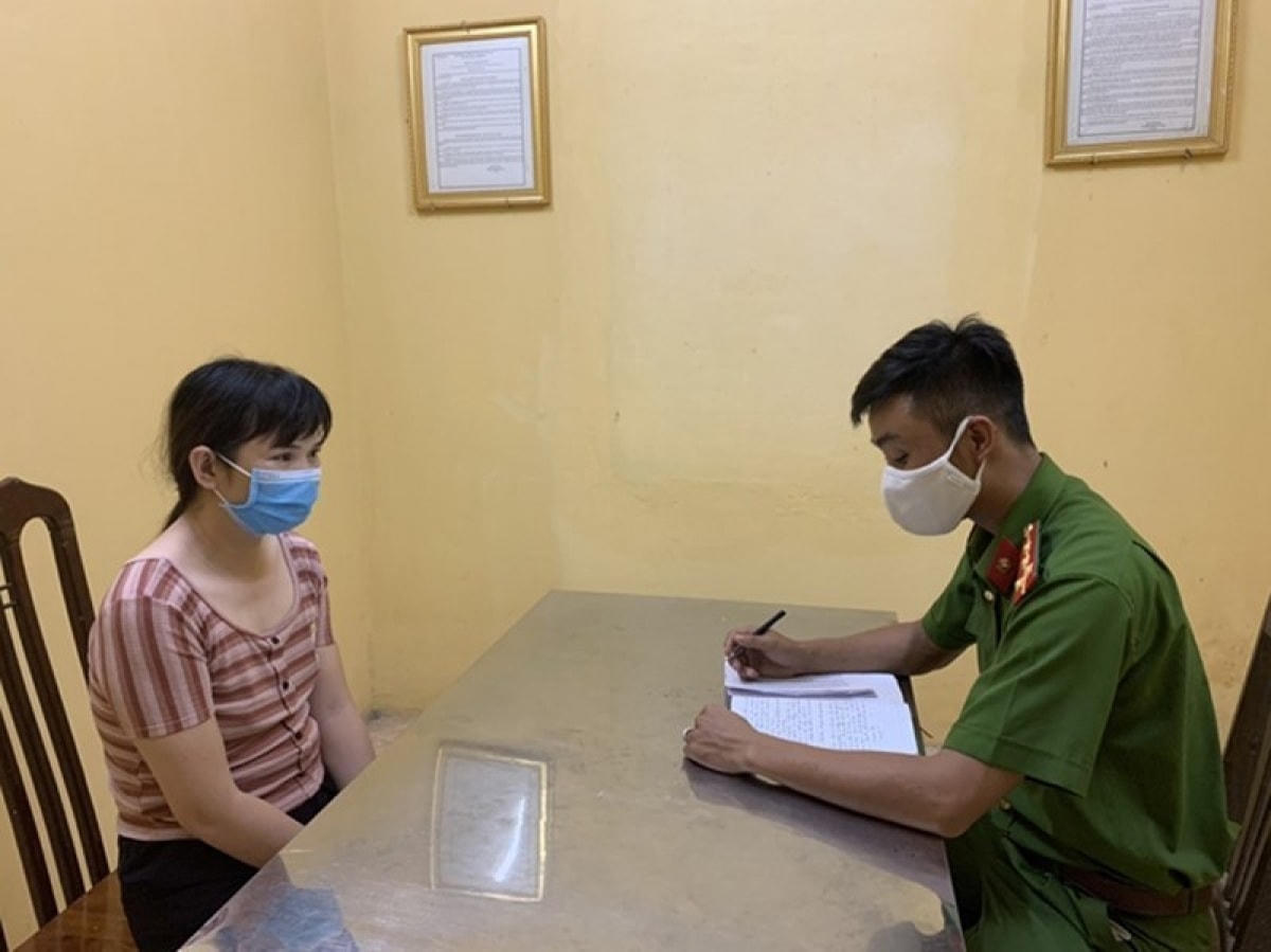 Đối tượng Nguyễn Thị Loan tại cơ quan công an.
