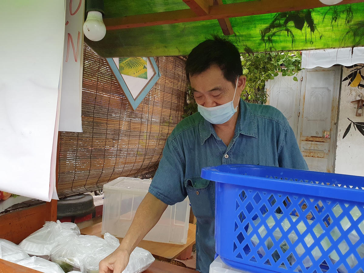 "Dù mấy ngày thực hiện công việc này ai cũng rất mệt nhưng mọi người đều cảm thấy niềm vui khi được lan tỏa tình yêu thương đến những hoàn cảnh khó khăn. Đặc biệt nhất là sự ủng hộ nhiệt tình từ bạn bè, các mạnh thường quân cho dự án...", ông Tuân cho biết.