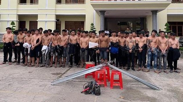 Các đối tượng tham gia hỗn chiến cùng tang vật vụ án bị Công an bắt giữ.
