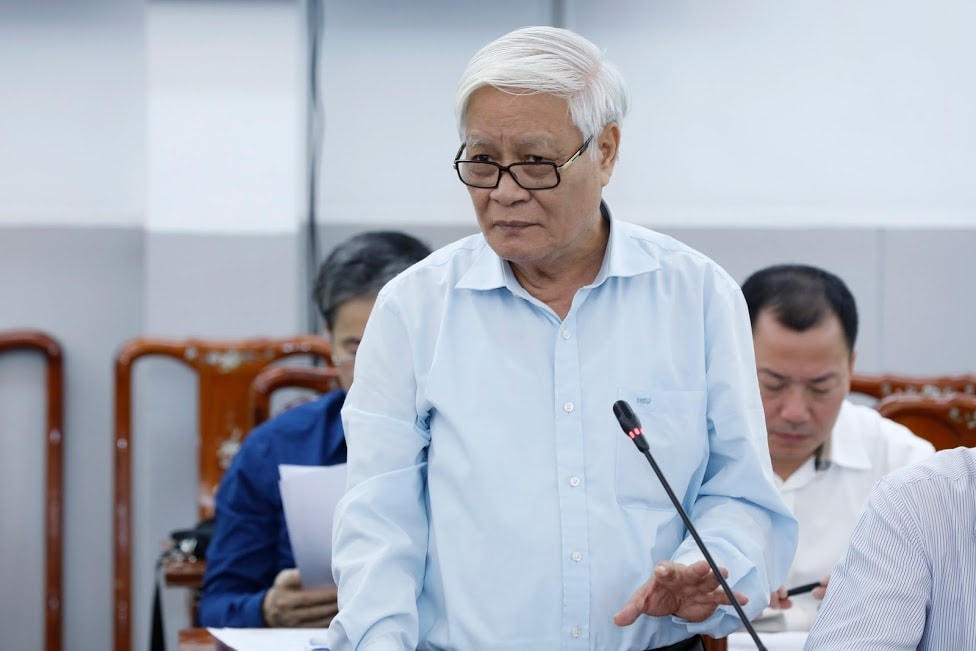 T.S Nguyễn Viết Chức, Phó Chủ nhiệm Hội đồng Tư vấn Văn hóa – xã hội góp ý tại Hội nghị