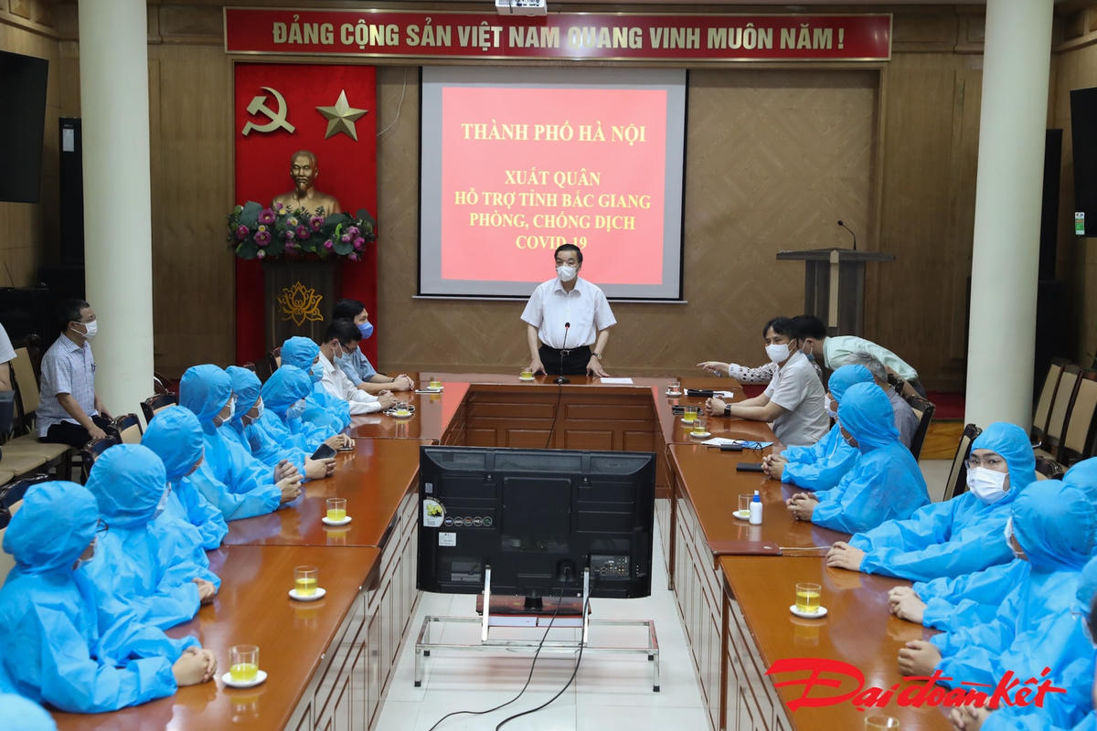 Chủ tịch UBND TP Hà Nội Chu Ngọc Anh phát biểu tại buổi xuất quân hỗ trợ tỉnh Bắc Giang phòng, chống dịch Covid-19 của TP Hà Nội. Ảnh: Quang Vinh.