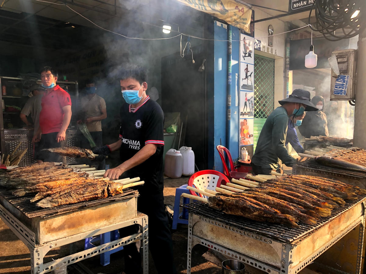 Chủ một tiệm cá lóc cho biết ngày thường anh bán khoảng từ 80 tới 100 con. Ngày vía thần tài này, anh bán khoảng 3.000 con. Năm ngoái anh bán được 2.700 con.Nhiều người dân xếp hàng dài mua cá lóc nướng. Cá nướng chín ngay tại tiệm có cá rau sống, nước chấm và bún được bán với giá từ 170 tới 200 ngàn đồng/con. Người dân thường mua cá theo cặp (2 con) để cúng ngày này. Mỗi con cá thường mất 1 giờ đồng hồ nướng trên than mới chín.Dọc tuyến đường Tân Kỳ Tân Quý (quận Tân Phú) có khoảng 15 tiệm nướng cá lóc. Trước ngày thần tài, các tiệm đều thuê thêm người, chuẩn bị sẵn các gói rau, nước chấm cũng như túi đựng cá. Cá nướng là cá lóc tươi sống được làm sạch có cây mía xuyên vào bụng cá. Ngoài kỹ thuật nướng cá, các tiệm cũng chọn lựa cá lóc loại lớn để chất lượng được tốt hơn.Người dân xếp hàng, chen lấn dừng mua cá lóc nướng. Tại khu vực TP HCM ngày hôm nay, ngoài khu vực đường Tân Kỳ Tân Quý thì nhiều nơi khác cũng có bán cá lóc nướng. Đây là một trong những mặt hàng được nhiều người tìm mua nhất.