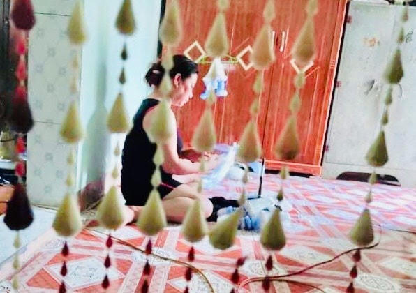 Thêm vào đó, do giãn cách xã hội kéo dài, những hộ gia đình giống như cô Dung lại chuyển sang công việc khác như: thắt lưới, đan sợi… nhưng thu nhập chỉ vỏn vẹn 20-30 nghìn đồng/ngày.