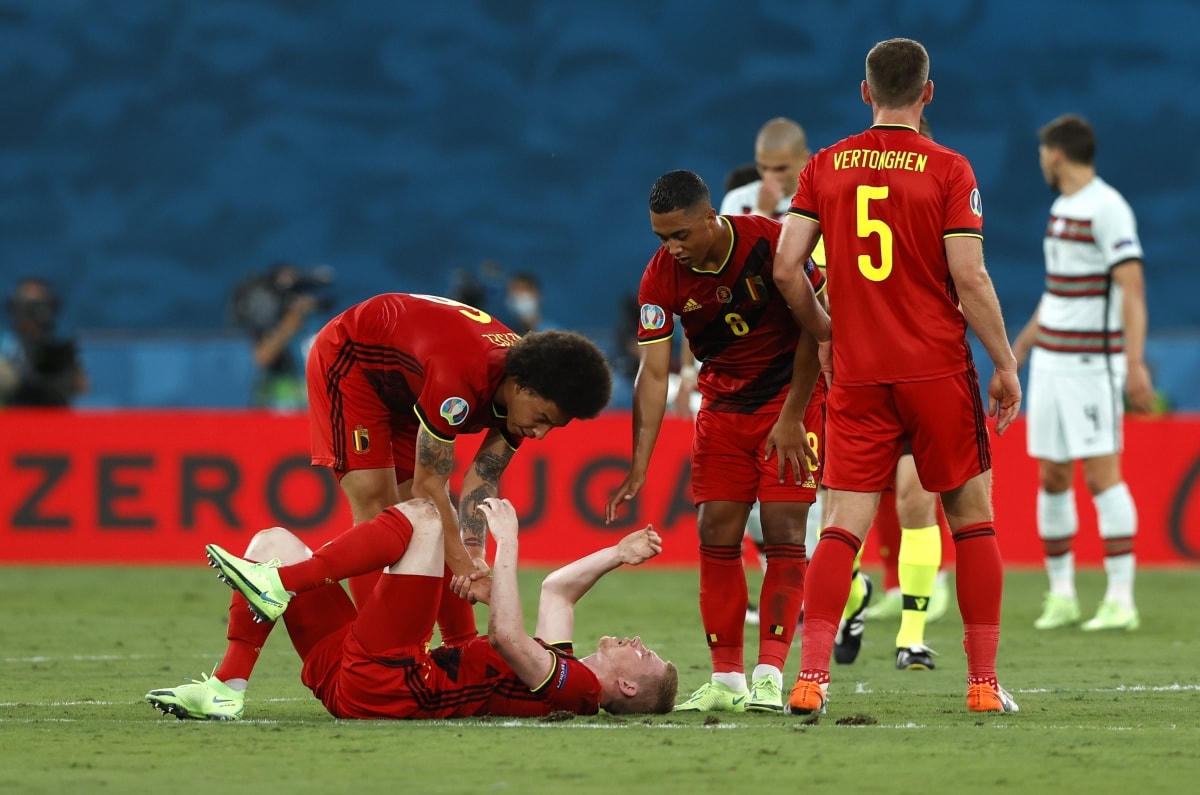 De Bruyne gặp chấn thương và phải rời sân đấu.