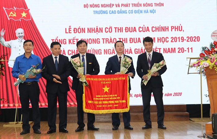 Lãnh đạo nhà trường nhận Cờ thi đua của Chính phủ.