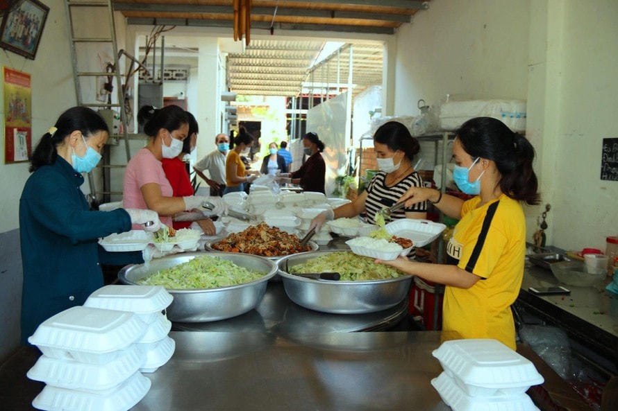 Gia đình bà Yêu chuẩn bị các suất ăn
