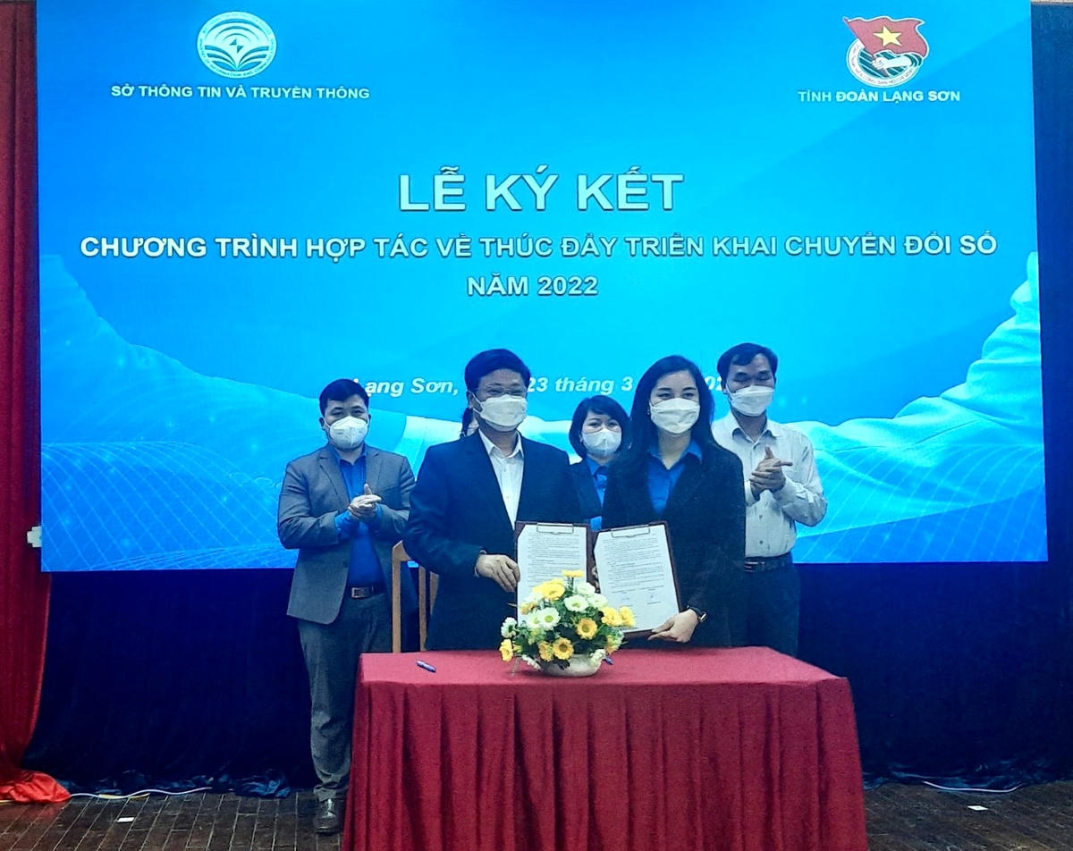 Giám đốc Sở TTTT và Bí thư Tỉnh đoàn kí kết Chương trình hợp tác về thúc đẩy triển khai chuyển đổi số giữa Sở TTTT và Tỉnh đoàn Lạng Sơn năm 2022