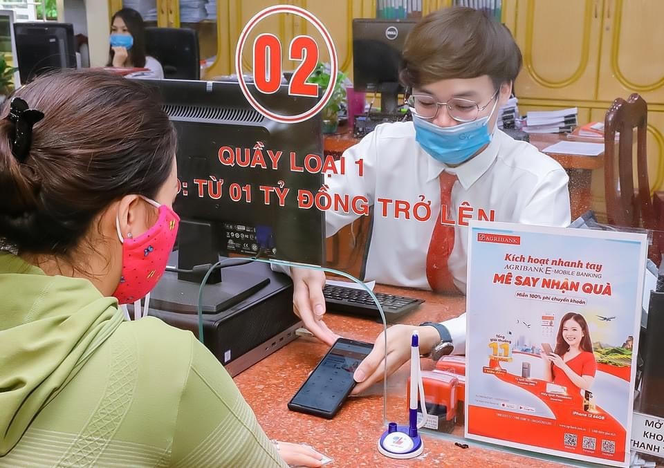 Agribank hướng dẫn khách hàng sử dụng dịch vụ ngân hàng điện tử để thực hiện các giao dịch một cách an toàn thuận tiện.