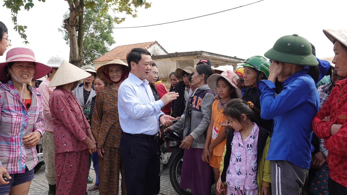 Phó Chủ tịch - Tổng Thư ký Hầu A Lềnh trò chuyện với người dân vùng lũ.