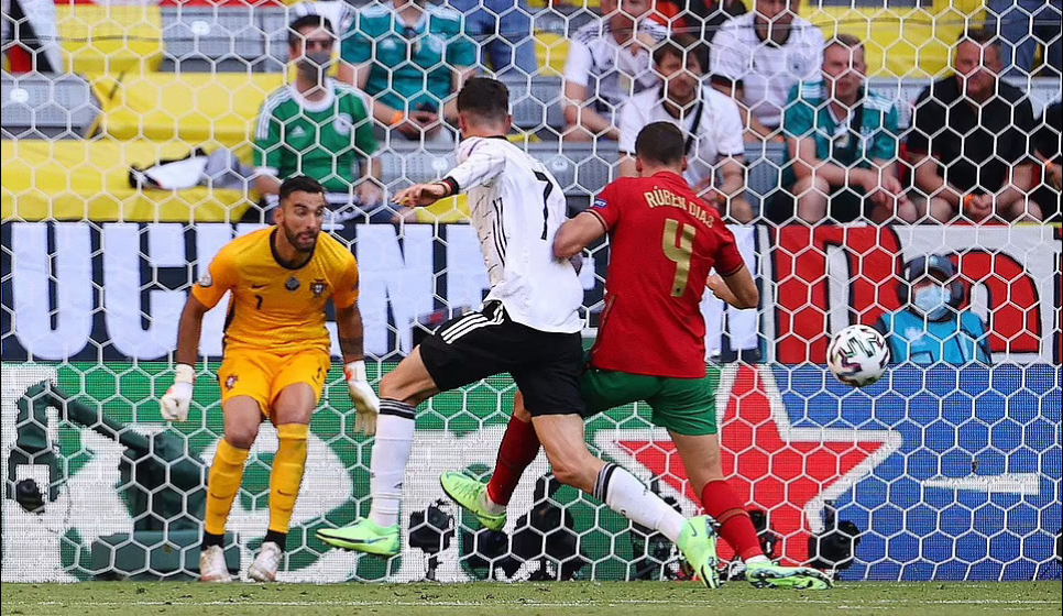 Ruben Dias đá phản lưới nhà trong tình huống tấn công của tuyển Đức. 