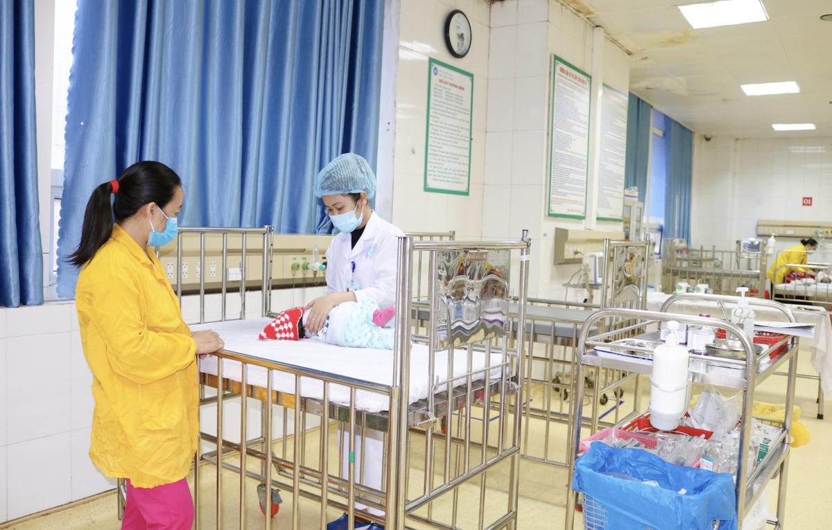 Chăm sóc trẻ sơ sinh tại Bệnh viện Sản Nhi Bắc Giang. Ảnh: Sức khỏe đời sống.