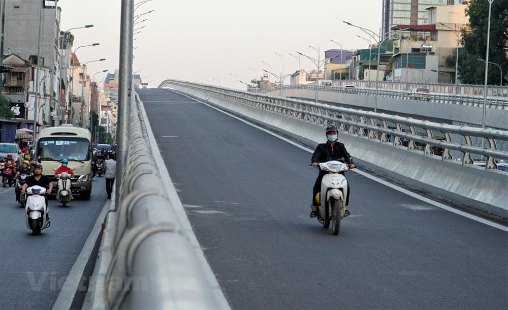 Có một vài người còn 'leo' cả lên cầu để đi cho nhanh. (Ảnh: Minh Hiếu/Vietnam+).