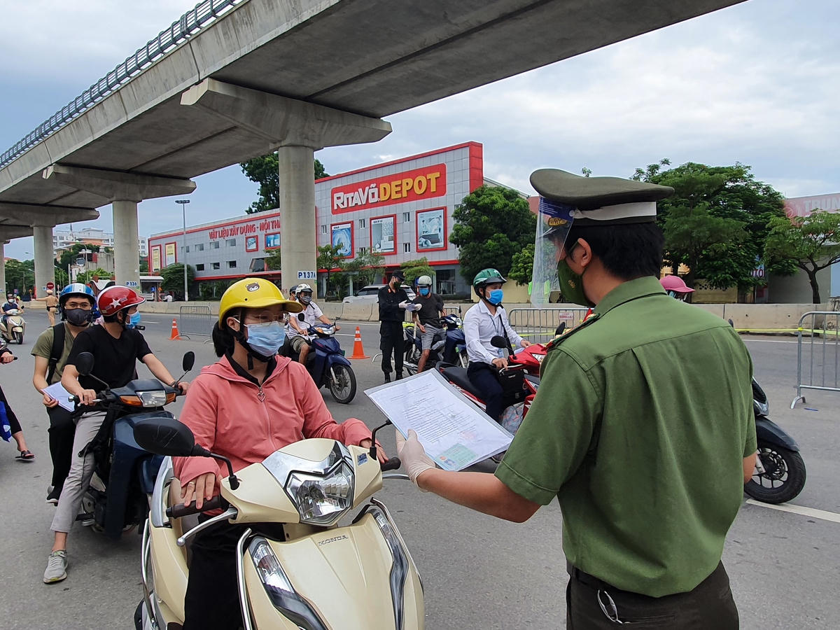 Đa phần người dân đều xuất trình được giấy tờ đi đường hợp lệ và lí do ra đường chính đáng.