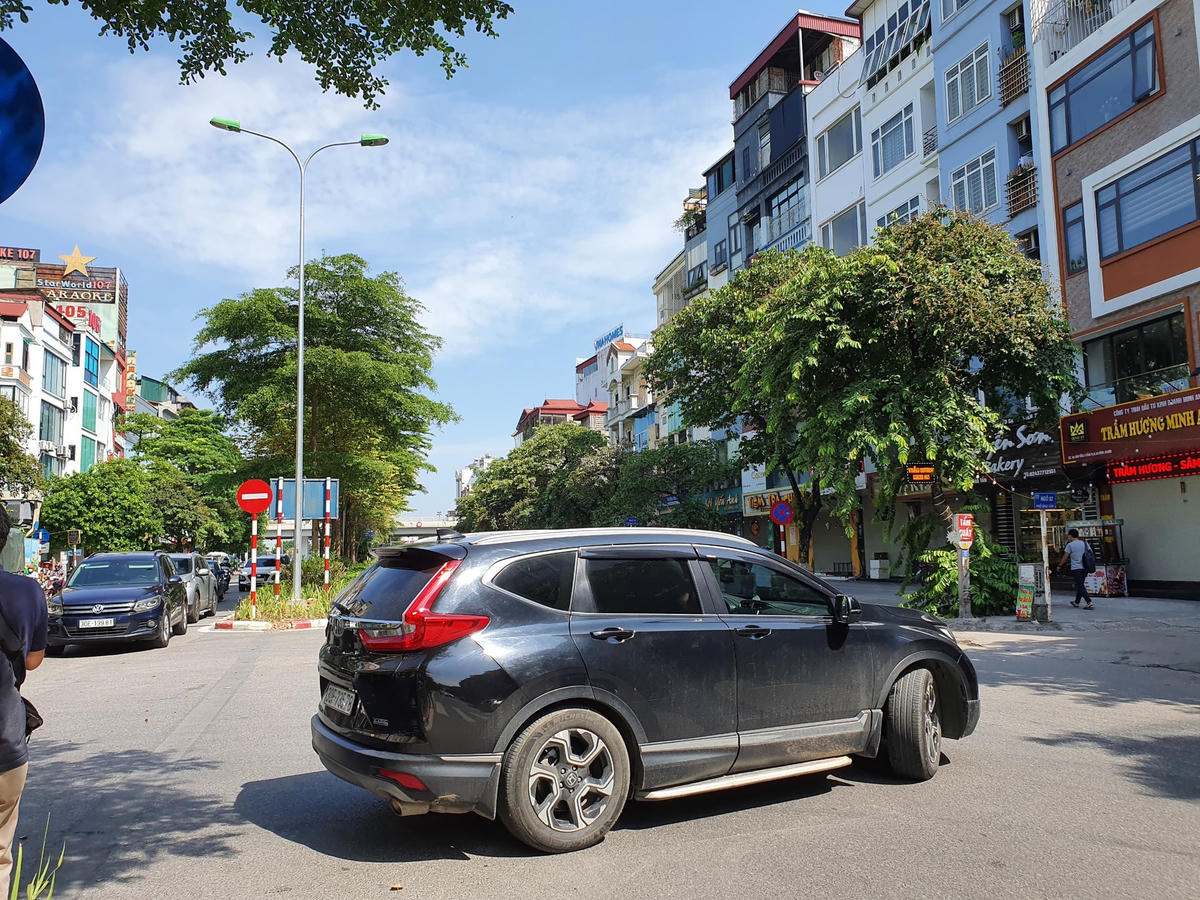 Một chiếc xe ô tô phải quay đầu vì không có giấy tờ cho phép.