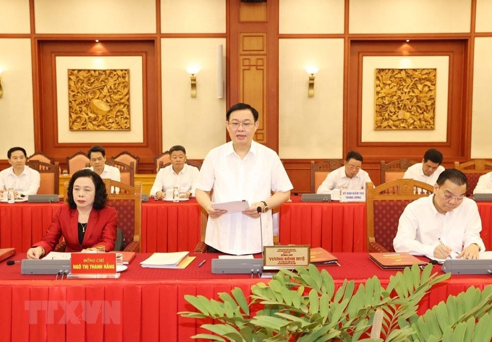 Phát biểu tại cuộc làm việc, ông Vương Đình Huệ, Ủy viên Bộ Chính trị, Bí thư Thành ủy Hà Nội tiếp thu đầy đủ các ý kiến chỉ đạo của Bộ Chính trị, nhằm làm tốt công tác chuẩn bị cho Đại hội và quán triệt tới toàn thể đảng viên, cán bộ, lực lượng vũ trang và nhân dân Thủ đô. (Ảnh: Trí Dũng/TTXVN).